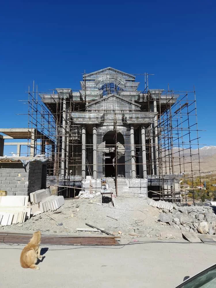 نمای روبه‌روی ویلای هشت‌بهشت دماوند در حال ساخت و داربست‌بندی