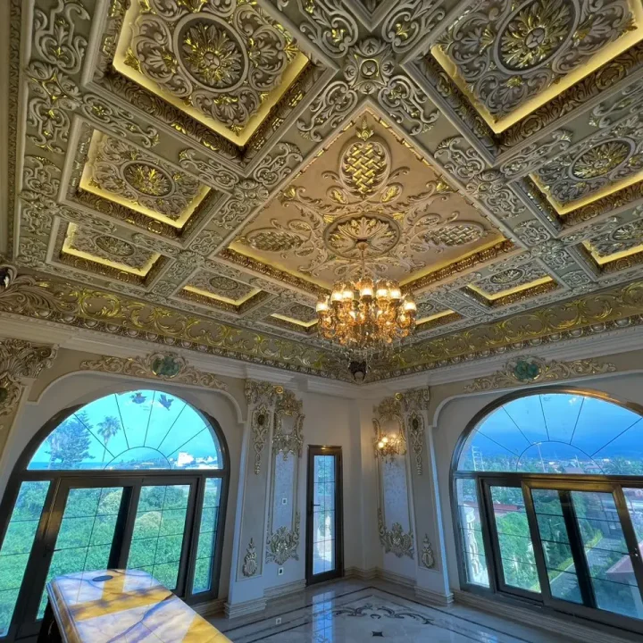 تنکابن؛ تزئینات طلایی سقف و بازشوهای قوسی